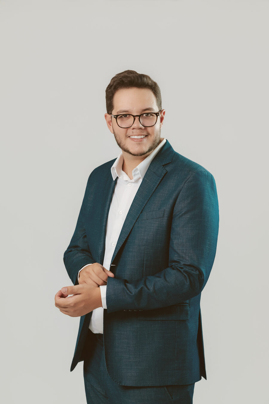 Dr. Rodrigo Costa em retrato claro, expressão aberta