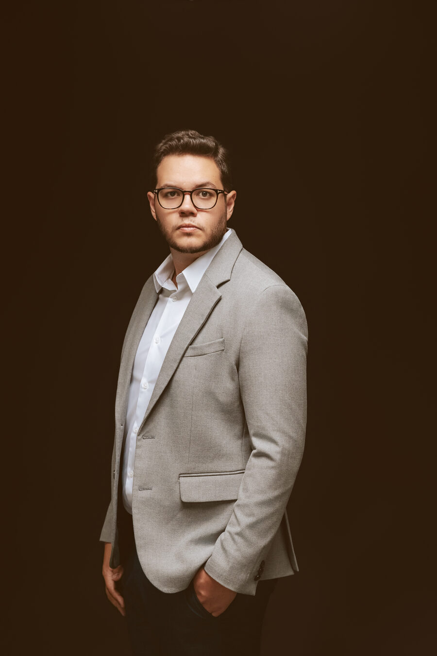 Dr. Rodrigo Costa, médico com atuação em transplante capilar e tricologia, em retrato de estúdio