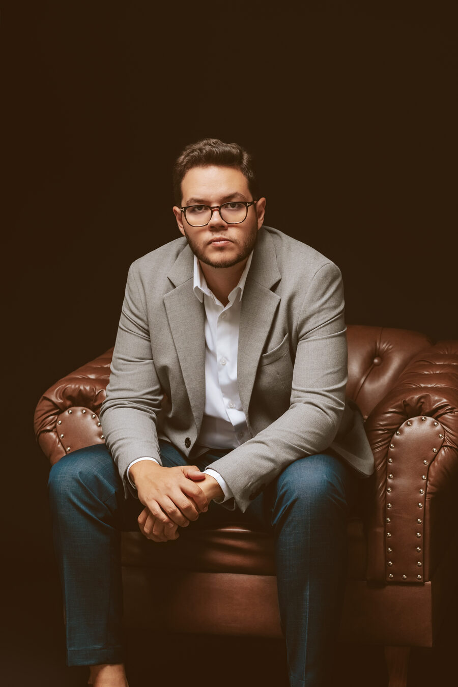 Dr. Rodrigo Costa, médico com atuação em transplante capilar e tricologia, em retrato de estúdio